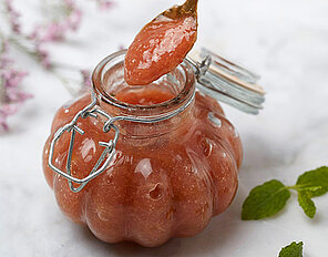 Rhabarberkonfitüre mit Holunderblütensirup Rhabarberkonfitüre mit Holunderblütensirup