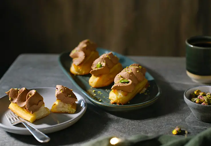 Eclairs mit Pistaziencreme und Schokosahne