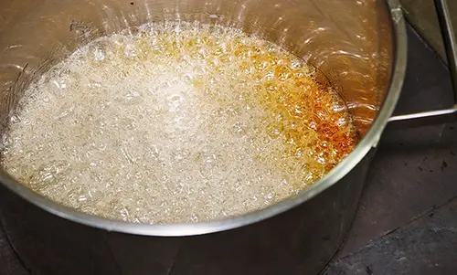 Schritt 4 Flüssigkeit wird langsam braun