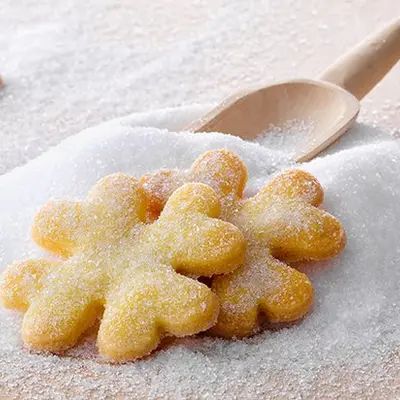 Butterkekse in Kleeblattform mit Zucker bestreut