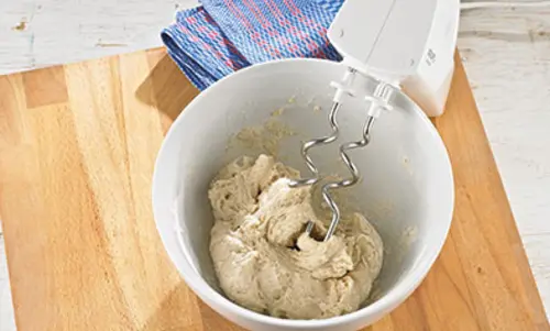 Schritt 3 Mehl wird mit einem Handmixer vermischt