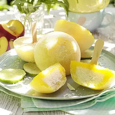 Gelbes rundes Eis am Stil 