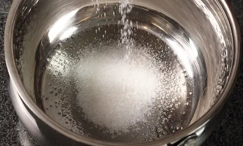 Schritt 1 Eine helle Flüssigkeit in einem Kochtopf