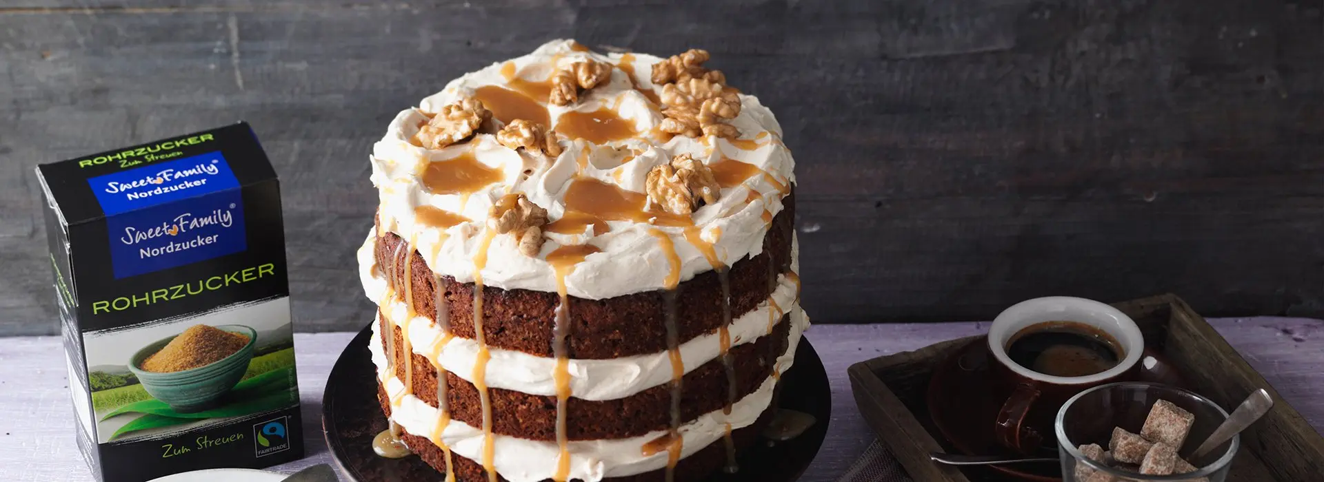 3 stöckiger Kuchen mit Cremeschichten steht neben dem Rohrzuckerprodukt von Sweetfamily