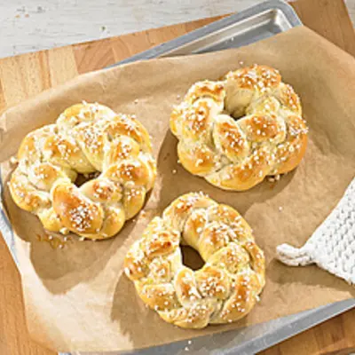 Hefekränze gebacken nach dem Rezept von Sweet Family