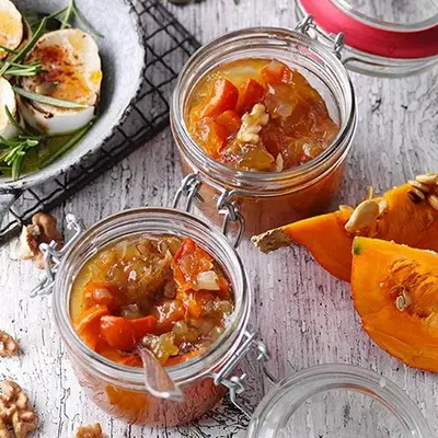 Chutney in 2 Gläsern verziert mit Nüssen