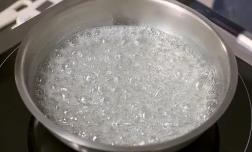 Schritt 3 Die helle Flüssigkeit kocht.