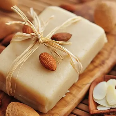 Ein Block Marzipan mit Mandeln verziert