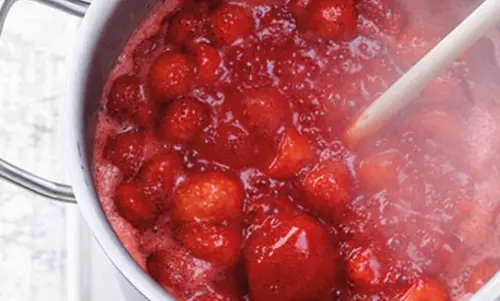 6. Die Fruchtmasse … Ein Topf voll mit roten kochenden gelierten Früchten