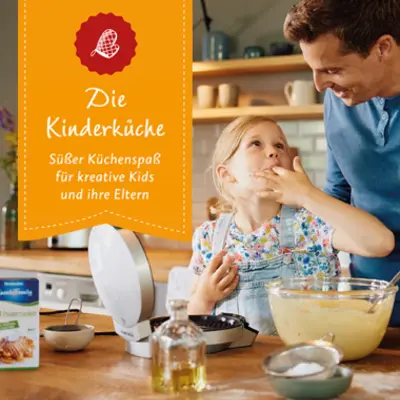 Kind und Vater backen Waffeln mit Produkten von SweetFamily 