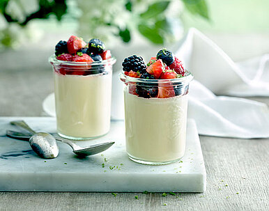 Holunderblüten-Panna cotta mit marinierten Beeren