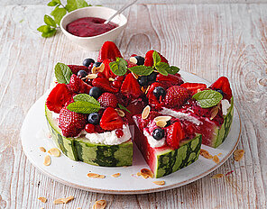 Wassermelone mit Skyr-Beeren-Topping
