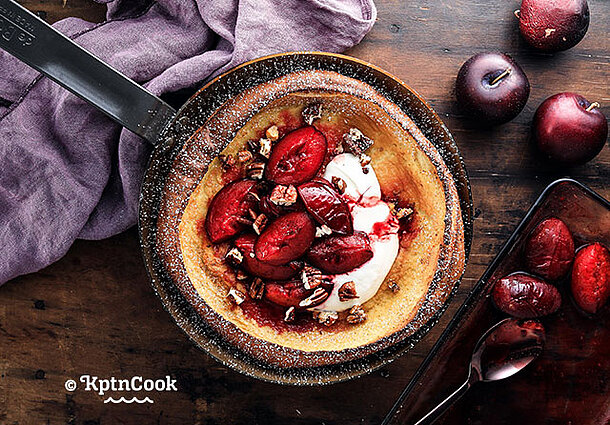 Dutch Baby mit Pflaumen (Rezept)