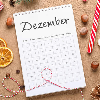 Kalenderblatt für den Monat Dezember mit festlichen Dekorationen
