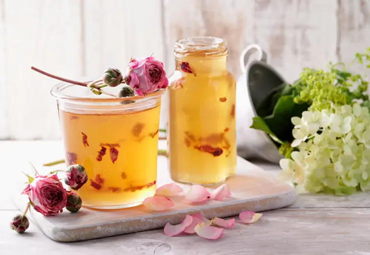 Gelee mit Rosenblättern