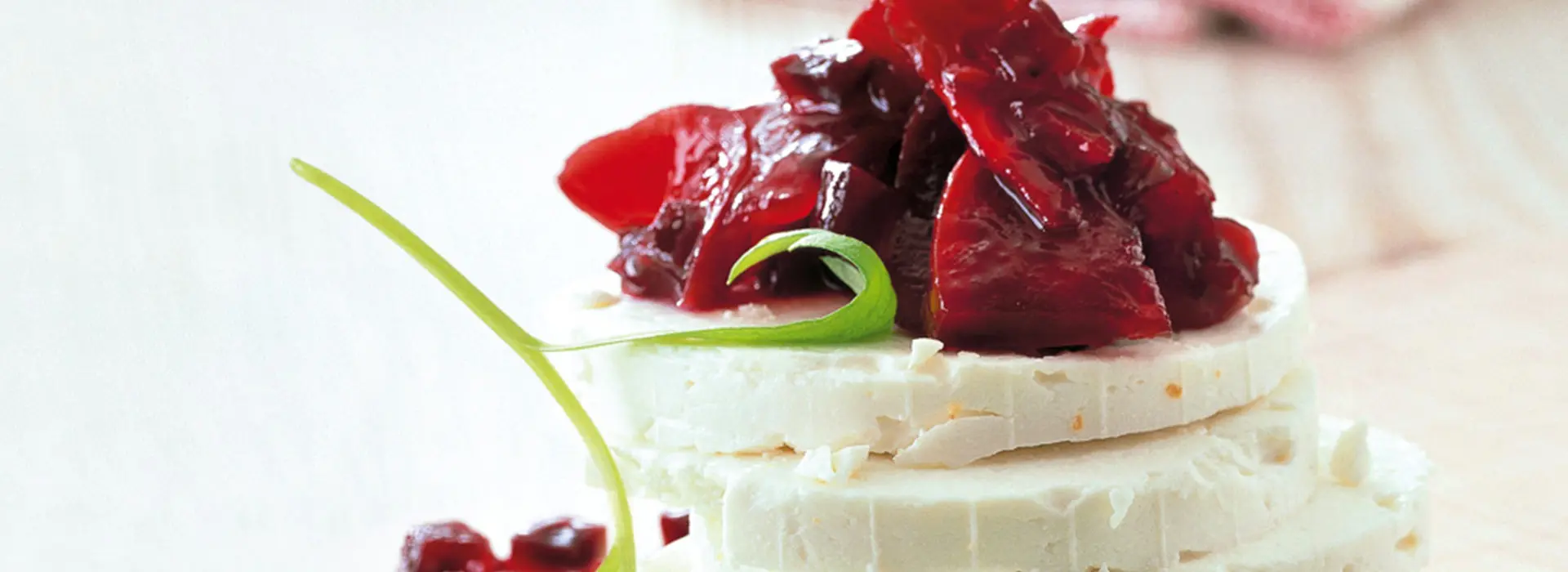 Auf Reiswaffeln ist ein großzügiger Klecks Marmelade mit großen Obststücken.