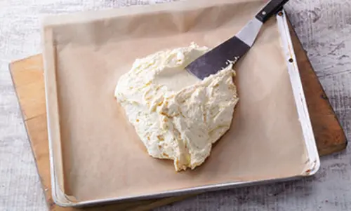 Schritt 4 Teigmasse wird auf einem Backblech mit einem Kuchenspachtel ausgebreitet