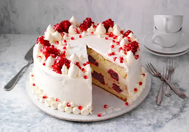 Mandel-Buttercremetorte mit Kirsch-Granatapfel-Füllung
