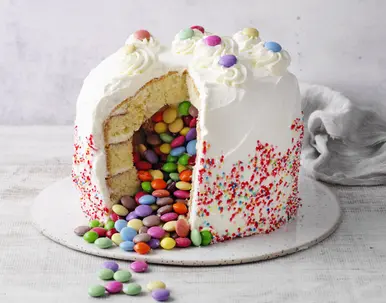 Überraschungs-Piñata-Torte