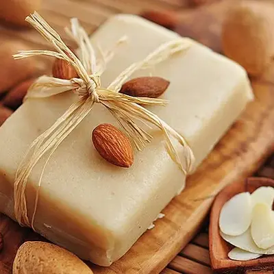 Ein Block Marzipan mit Mandeln und einer Schnur drumherum, sodass es wie ein Geschenk aussieht 