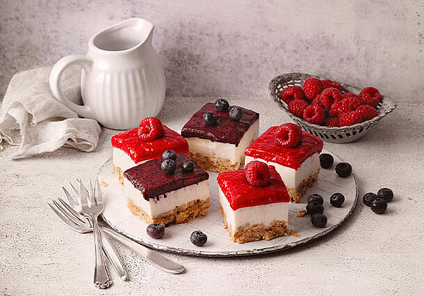 Quarkschnitten mit zweierlei Fruchttopping