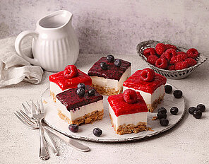 Quarkschnitten mit zweierlei Fruchttopping