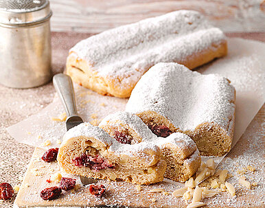 Kleine vegane Mandelstollen mit Kirsch-Marzipan-Kern