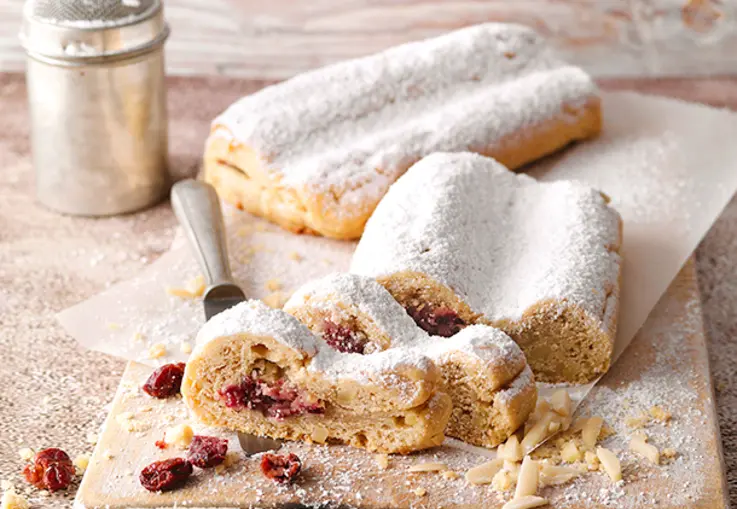 Kleine vegane Mandelstollen mit Kirsch-Marzipan-Kern