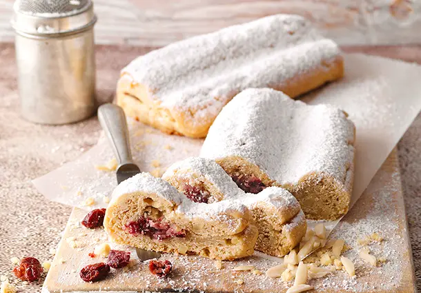 Kleine vegane Mandelstollen mit Kirsch-Marzipan-Kern