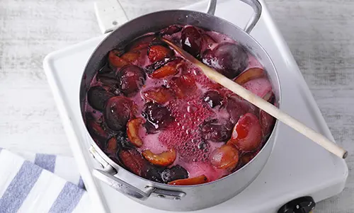 Schritt 2 Pflaumen köcheln in dem Topf