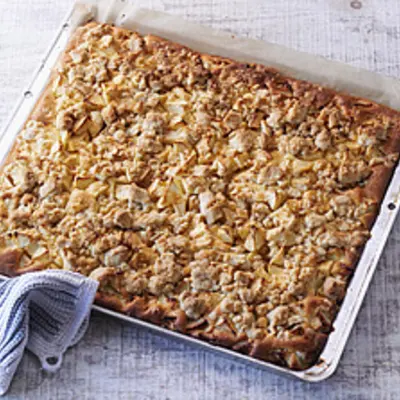 Apfelkuchen vom Blech gebacken nach dem Rezept von SweetFamily