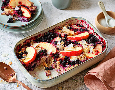 Veganes gebackenes Porridge mit Früchten