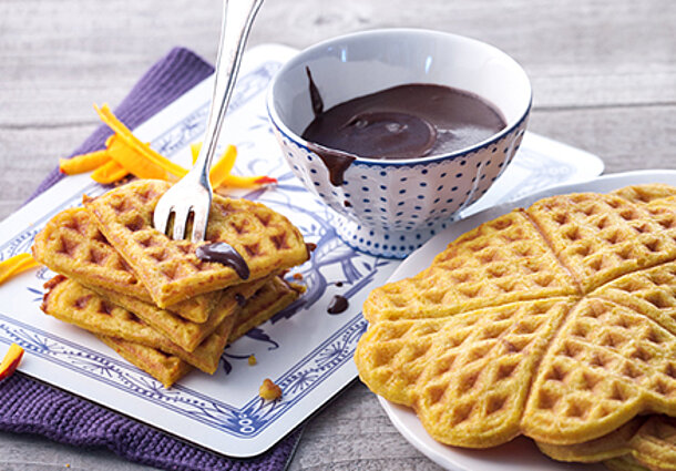 Kürbis-Dinkel-Waffeln mit Kakaosauce (Rezept)