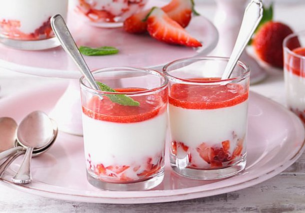Joghurt-Pannacotta mit Erdbeeren (Rezept)