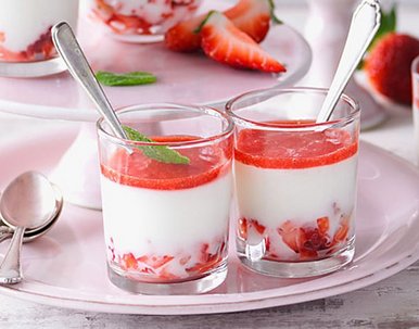 Joghurt-Pannacotta mit Erdbeeren
