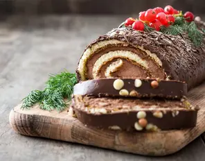 Bûche de Noël französische Weihnachtsbiskuitrolle