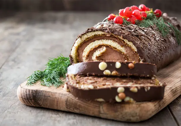 Bûche de Noël französische Weihnachtsbiskuitrolle