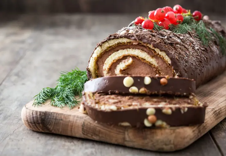 Bûche de Noël französische Weihnachtsbiskuitrolle