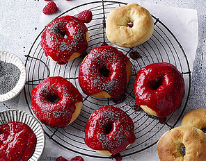 Gebackene Donuts mit Himbeertopping