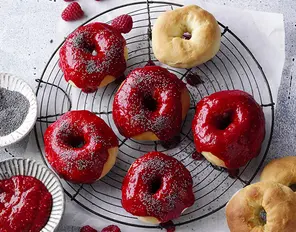 Gebackene Donuts mit Himbeertopping