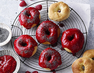Gebackene Donuts mit Himbeertopping
