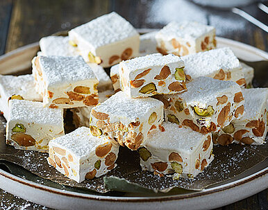 Weißer Nougat mit Erdnüssen und Pistazien