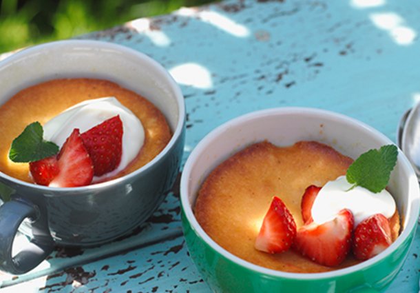 Tassenkuchen mit Erdbeeren und Maracuja-Creme (Rezept)