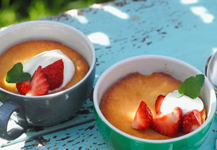 Tassenkuchen mit Erdbeeren und Maracuja-Creme (Rezept)