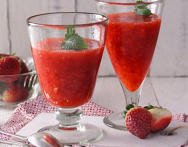 Erdbeer-Smoothie mit Holunderblütensirup