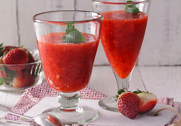 Erdbeer-Smoothie mit Holunderblütensirup (Rezept)