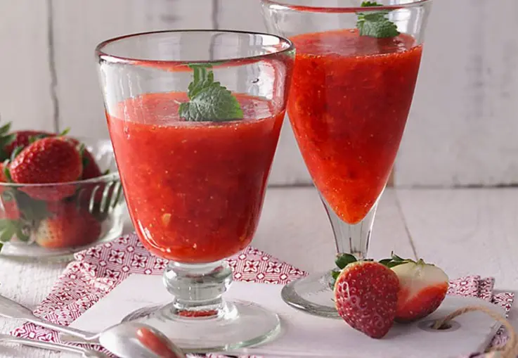 Erdbeer-Smoothie mit Holunderblütensirup (Rezept)