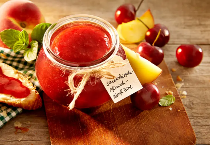 Sauerkirsch-Pfirsich-Konfitüre (Rezept)
