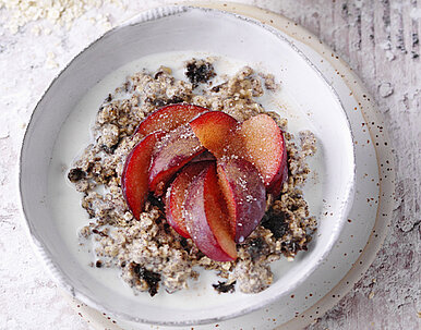 Hafer-Mohn-Porridge mit Pflaumen