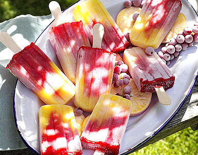 Orangen-Johannisbeer-Eis am Stiel